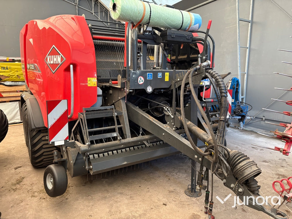 Rundbalspress & Inplastare - Kuhn FBP 3135 Intelliwrap - Rotoempacadora, Encintadora de pacas: foto 1 Rundbalspress & Inplastare - Kuhn FBP 3135 Intelliwrap - Rotoempacadora, Encintadora de pacas: foto 1