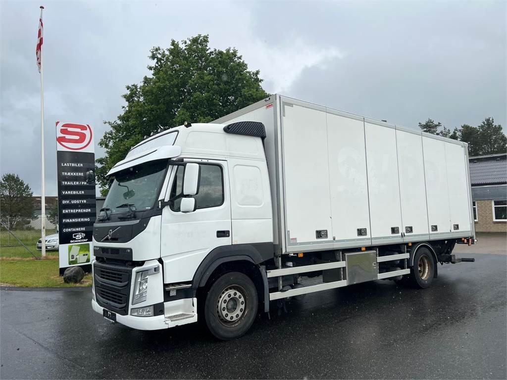 Camión caja cerrada Volvo FM330: foto 1