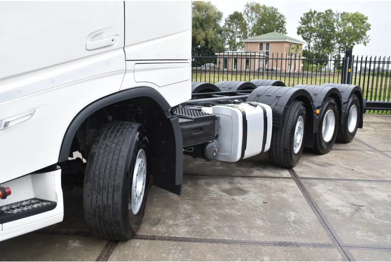 Volvo FH 500 Globe 8x2/4 - 147 TKM - PARK. AIRCO - 10 TONS FRONT AXLE - LEATHER SEATS - PTO - LED LIGHTS - TOP CONDITION - - Camión chasis: foto 4 Volvo FH 500 Globe 8x2/4 - 147 TKM - PARK. AIRCO - 10 TONS FRONT AXLE - LEATHER SEATS - PTO - LED LIGHTS - TOP CONDITION - - Camión chasis: foto 4