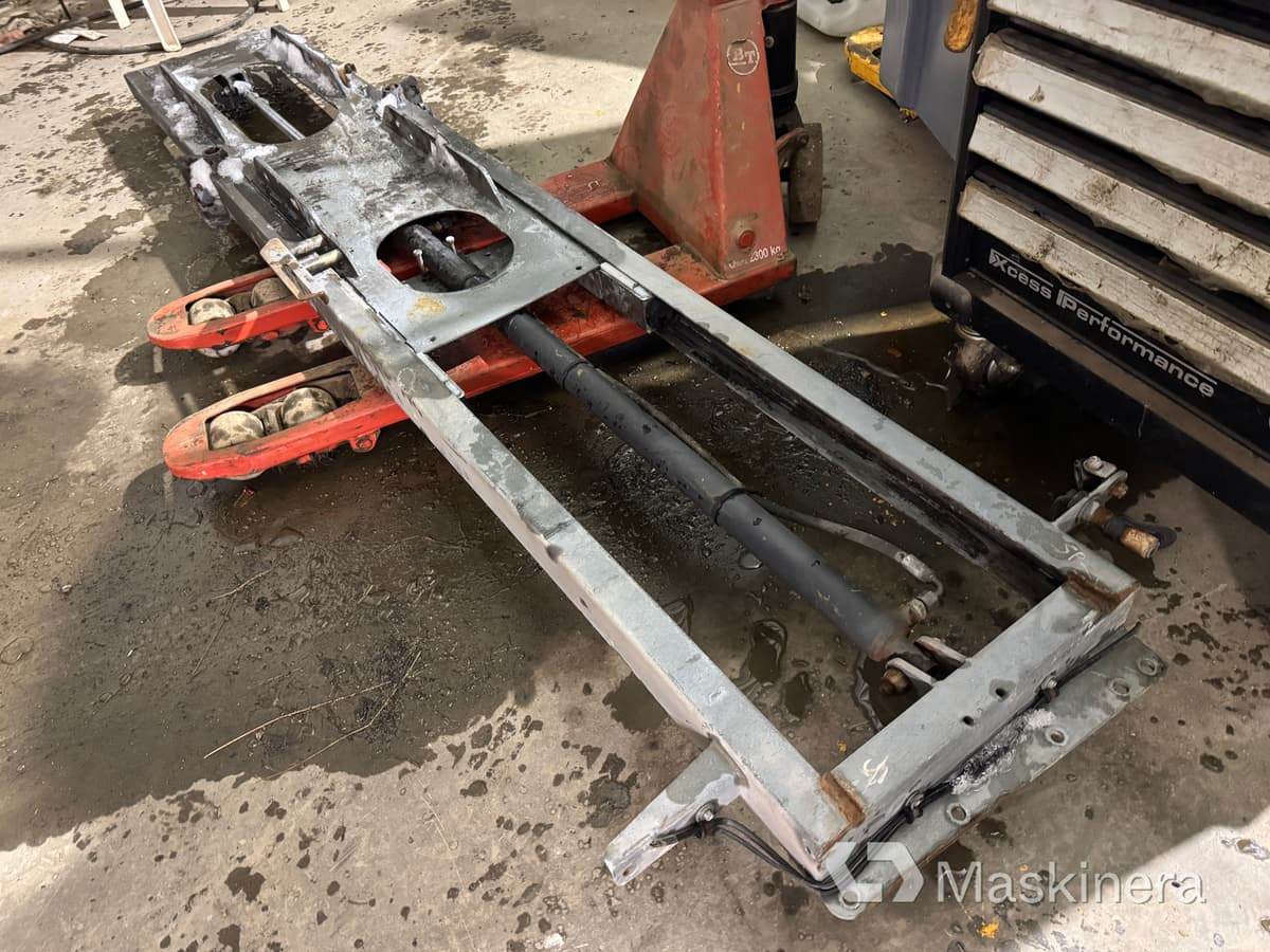 Hyttstativ till timmerkran, V-kran - Implemento para Maquinaria forestal: foto 2 Hyttstativ till timmerkran, V-kran - Implemento para Maquinaria forestal: foto 2