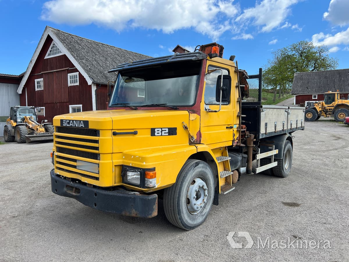 Scania T82HL4X2LS46KK Kran / tippbil Scania 82H - Camión volquete, Camión grúa: foto 1 Scania T82HL4X2LS46KK Kran / tippbil Scania 82H - Camión volquete, Camión grúa: foto 1