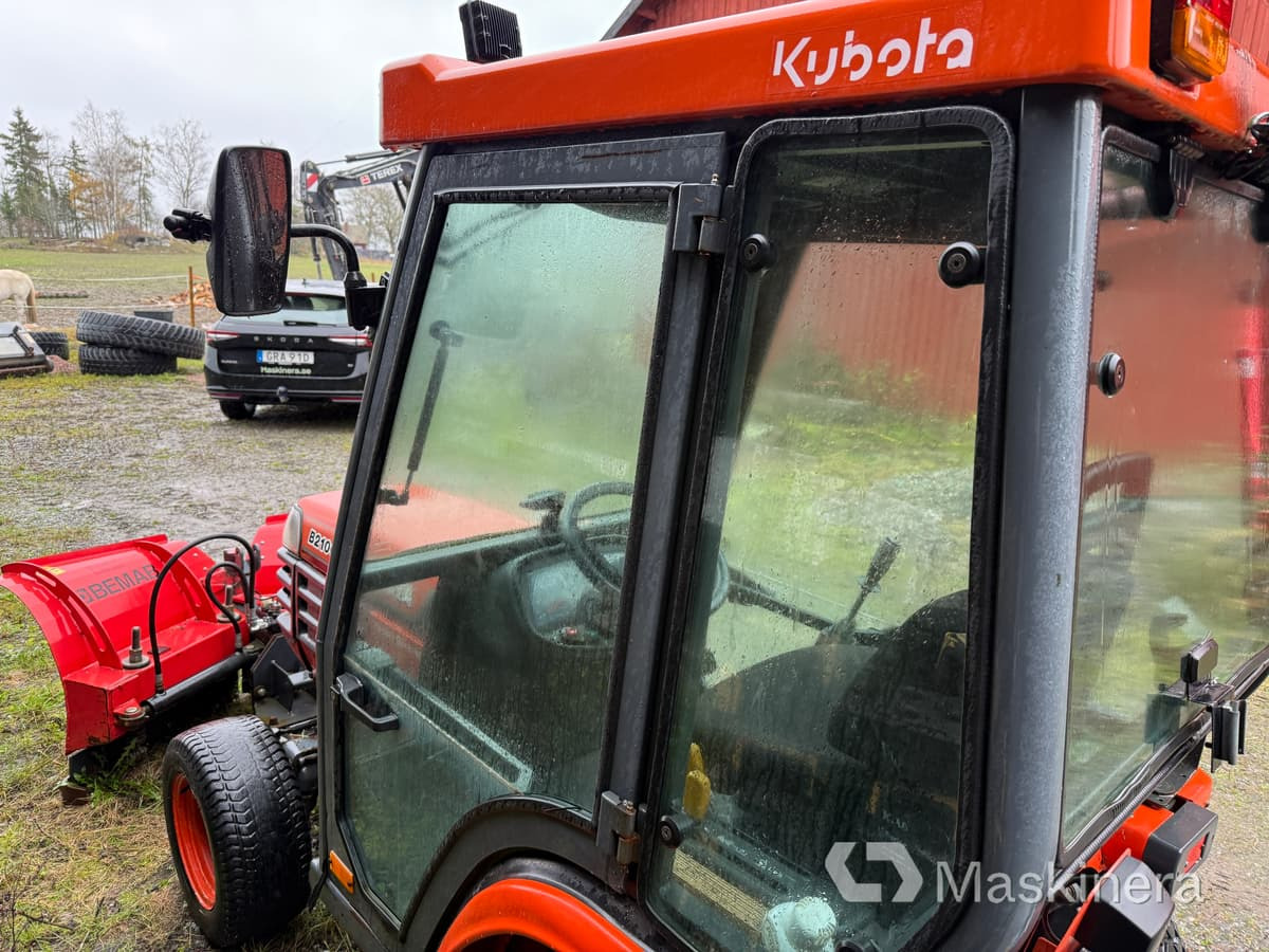 Tractor Traktor Kubota B2100 med Vikplog & Sandspridare: foto 26