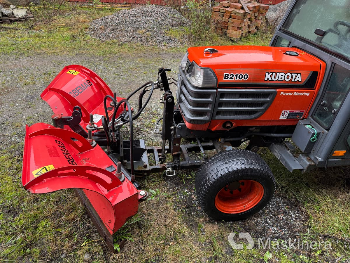 Tractor Traktor Kubota B2100 med Vikplog & Sandspridare: foto 7