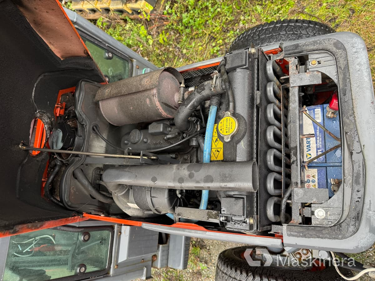 Tractor Traktor Kubota B2100 med Vikplog & Sandspridare: foto 40