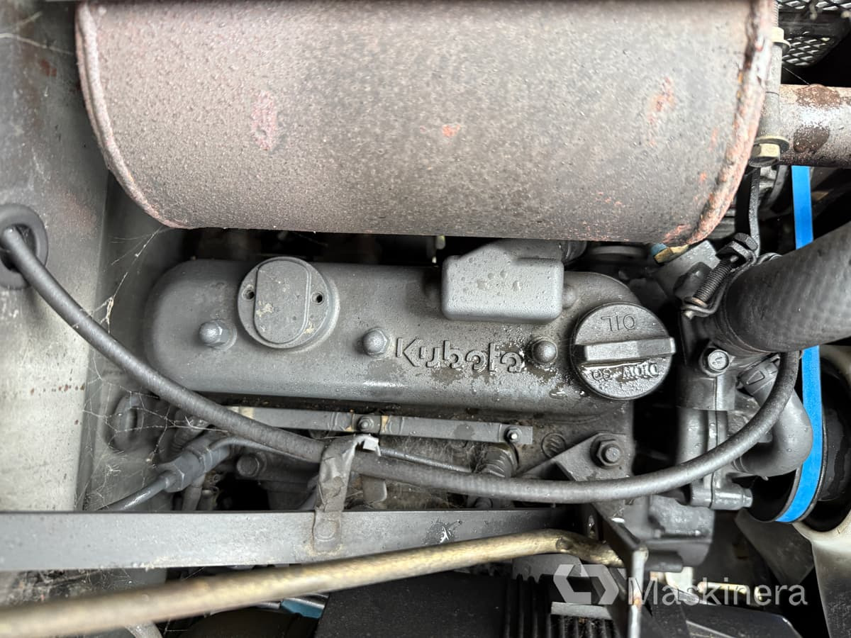 Tractor Traktor Kubota B2100 med Vikplog & Sandspridare: foto 41