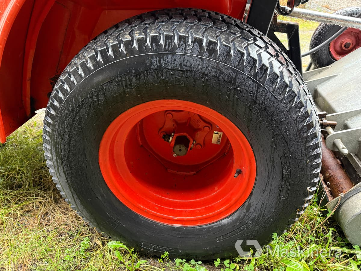 Tractor Traktor Kubota B2100 med Vikplog & Sandspridare: foto 48