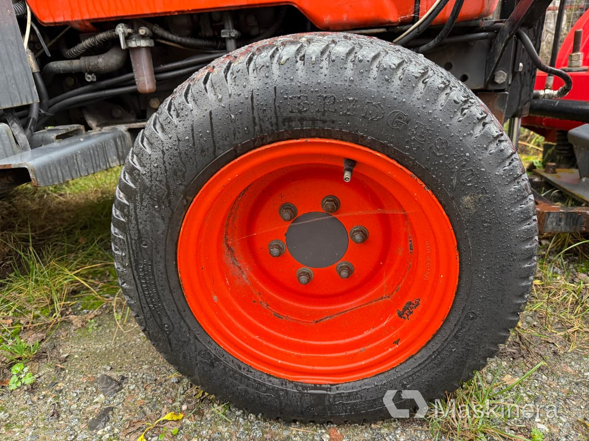 Tractor Traktor Kubota B2100 med Vikplog & Sandspridare: foto 42