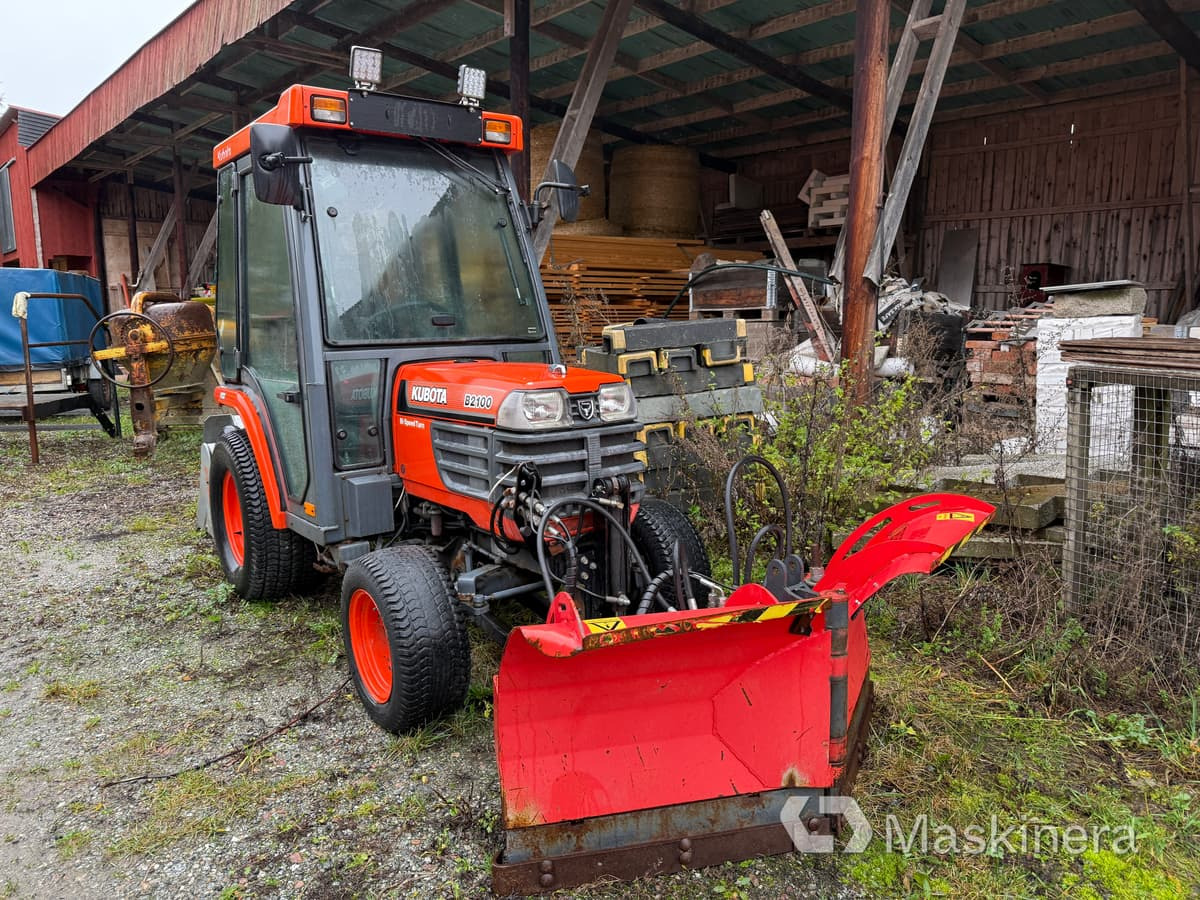 Tractor Traktor Kubota B2100 med Vikplog & Sandspridare: foto 10