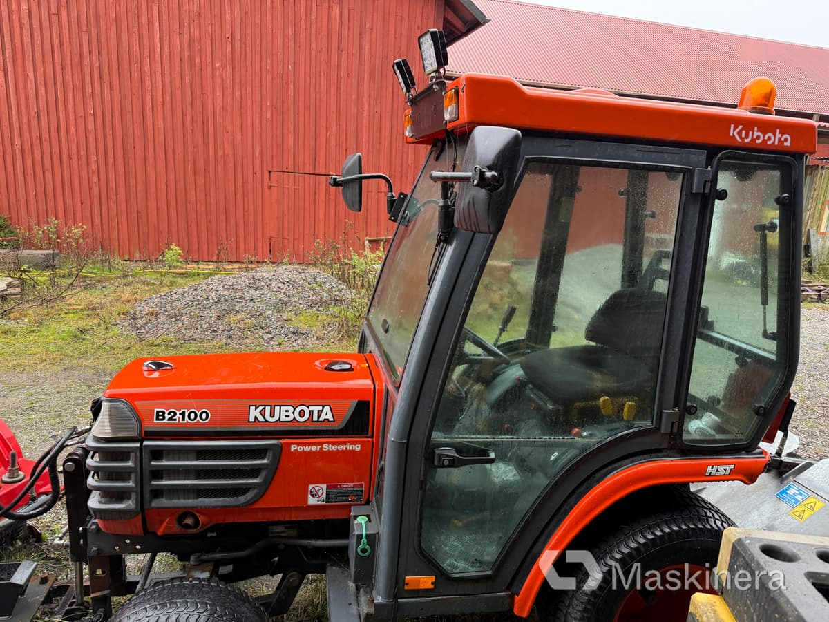 Tractor Traktor Kubota B2100 med Vikplog & Sandspridare: foto 6