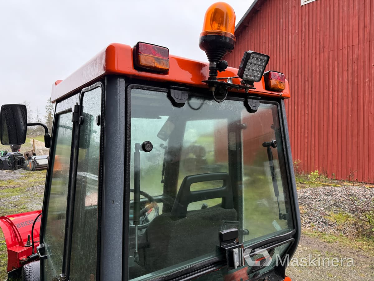Tractor Traktor Kubota B2100 med Vikplog & Sandspridare: foto 23
