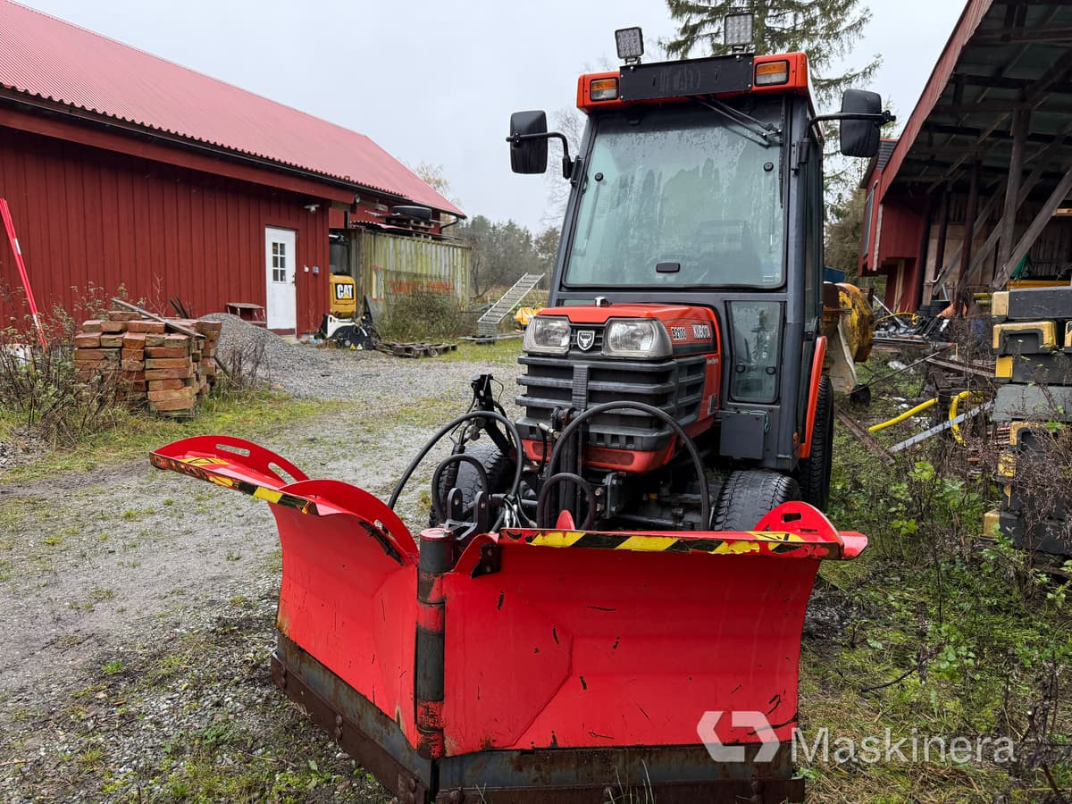 Tractor Traktor Kubota B2100 med Vikplog & Sandspridare: foto 8