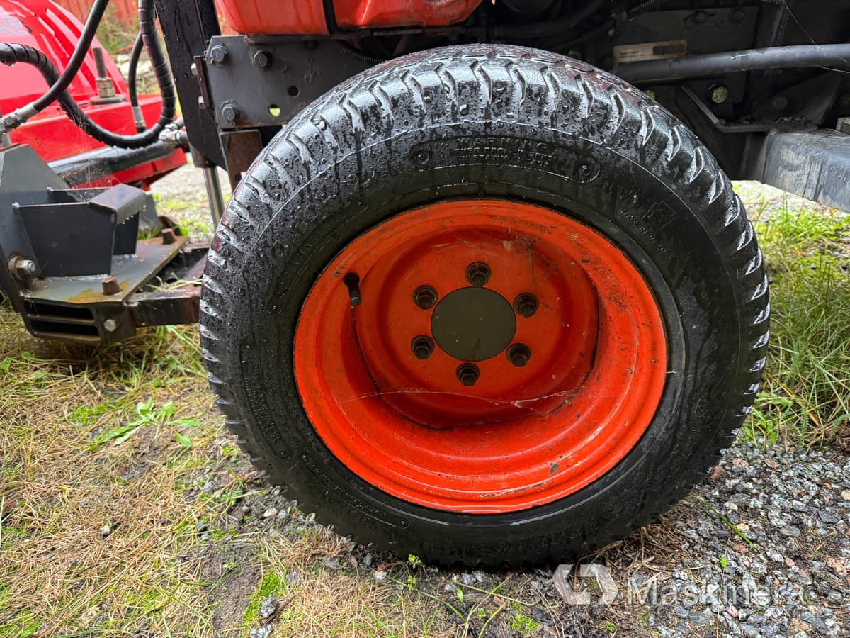 Tractor Traktor Kubota B2100 med Vikplog & Sandspridare: foto 46