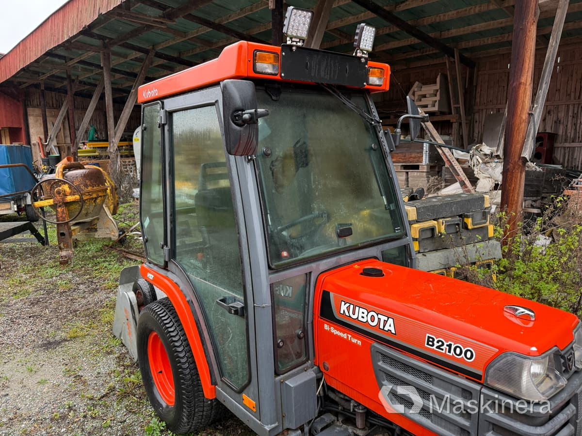 Tractor Traktor Kubota B2100 med Vikplog & Sandspridare: foto 13