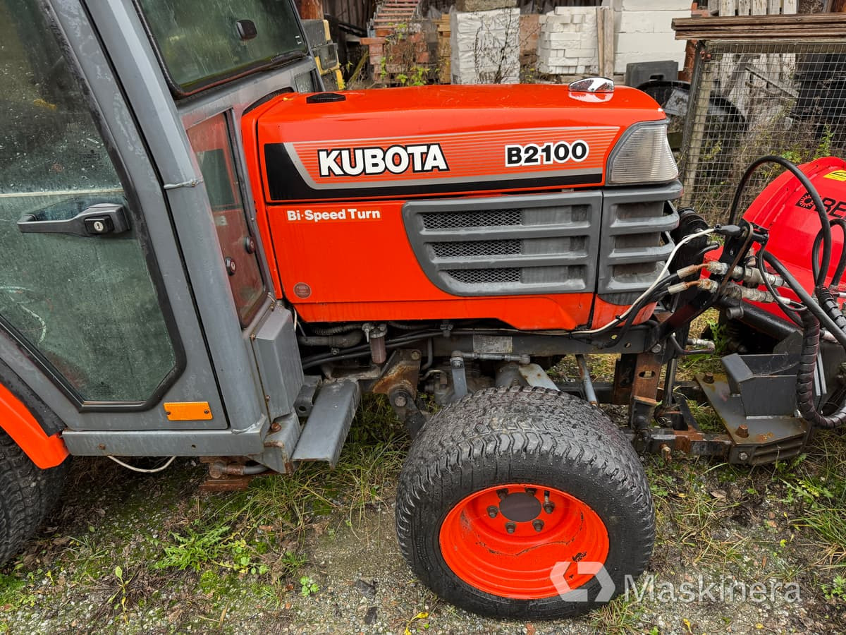 Tractor Traktor Kubota B2100 med Vikplog & Sandspridare: foto 11