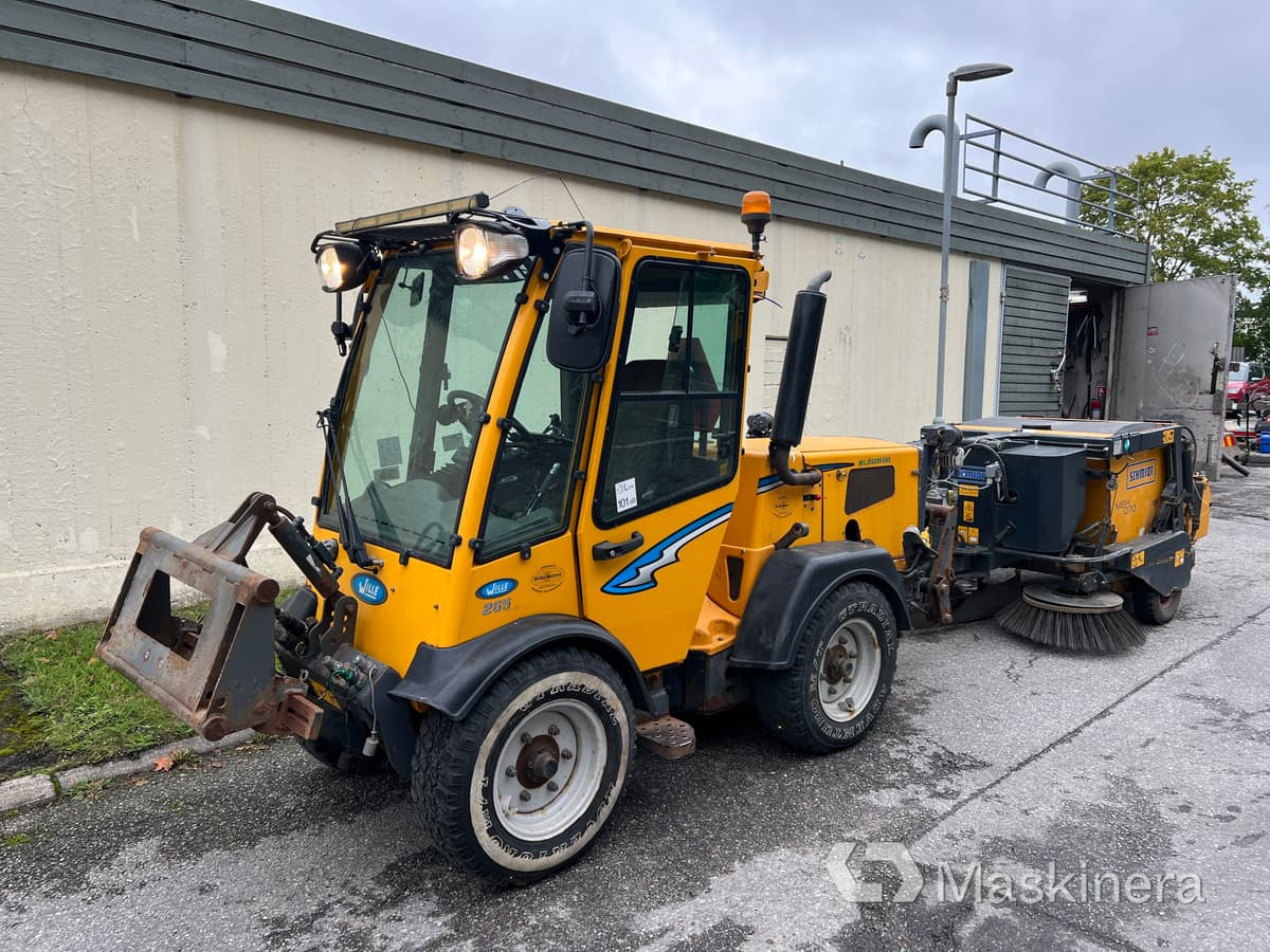 Wille 265-C22-3A Redskapsbärare Wille 265 med plog/sandspridare & sopmaskin - Máquina quitanieve: foto 1 Wille 265-C22-3A Redskapsbärare Wille 265 med plog/sandspridare & sopmaskin - Máquina quitanieve: foto 1