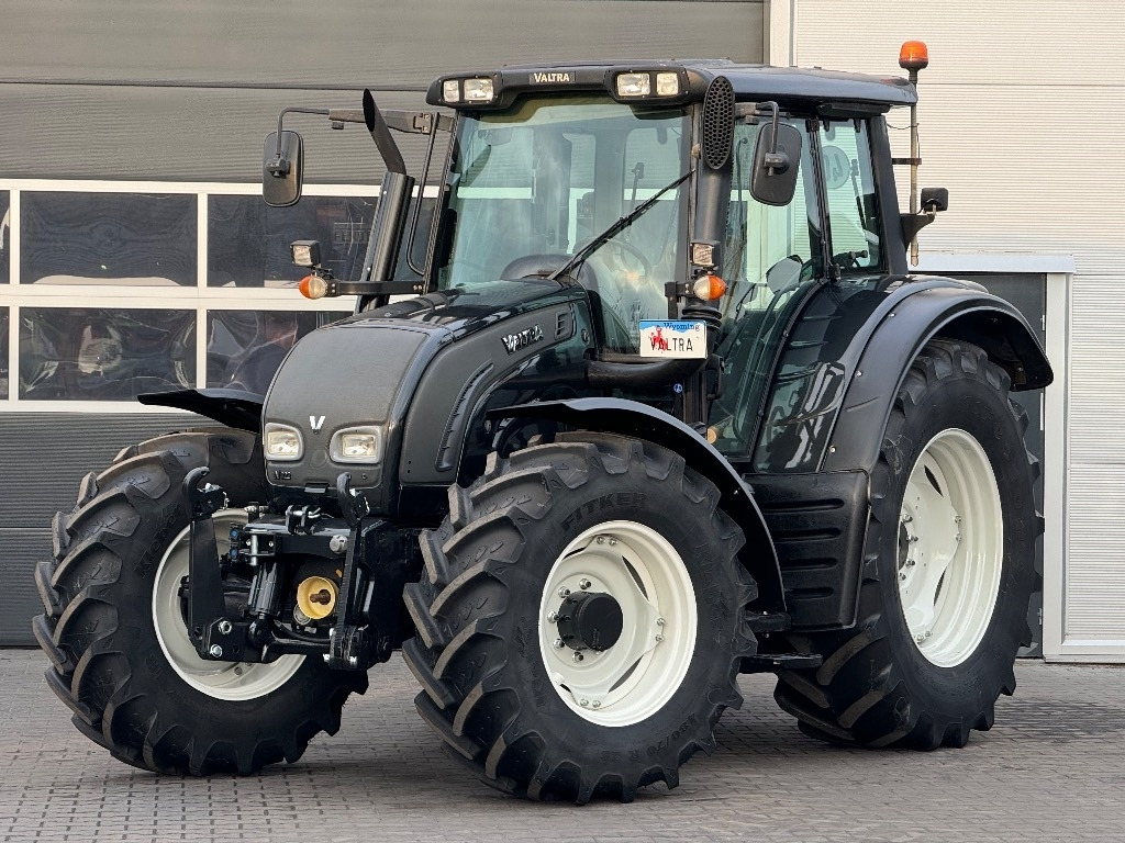 Valtra N 122 V - Tractor: foto 1 Valtra N 122 V - Tractor: foto 1