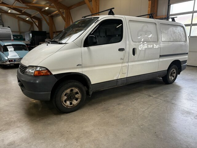 TOYOTA HiAce 2.5TD Kasten lang 4WD 4x4 - Furgón: foto 1 TOYOTA HiAce 2.5TD Kasten lang 4WD 4x4 - Furgón: foto 1