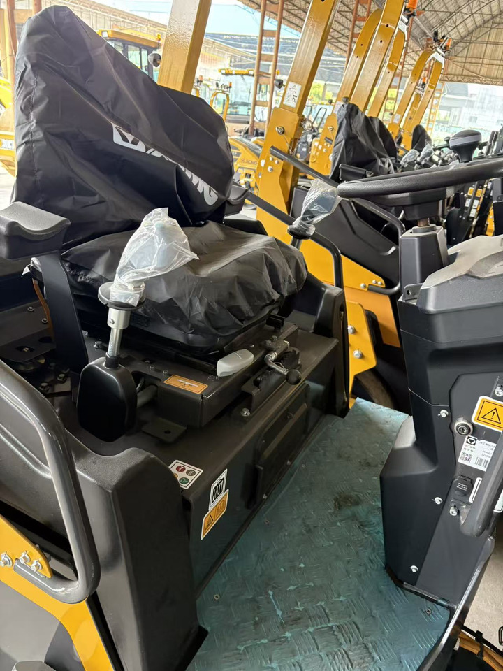 Mini compactadora XCMG XD140VT 4ton small Light Diesel Vibratory Road Roller: foto 7 Mini compactadora XCMG XD140VT 4ton small Light Diesel Vibratory Road Roller: foto 7