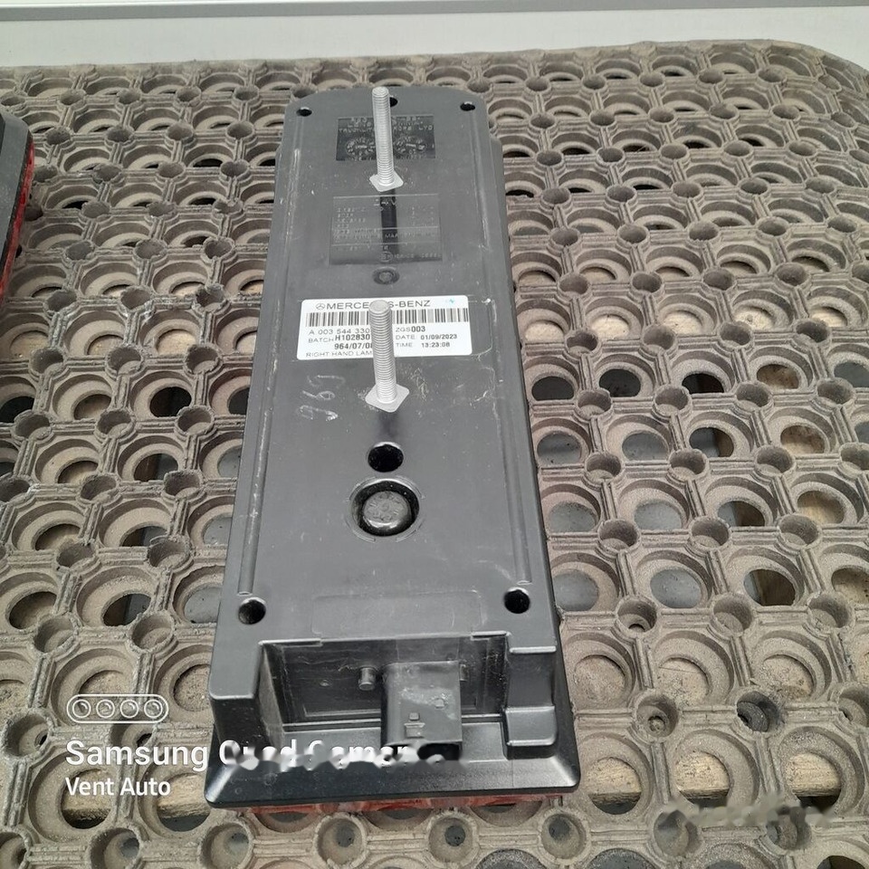 Mercedes-Benz ACTROS MP5 A0035443303 - Luz trasera para Camión: foto 4 Mercedes-Benz ACTROS MP5 A0035443303 - Luz trasera para Camión: foto 4