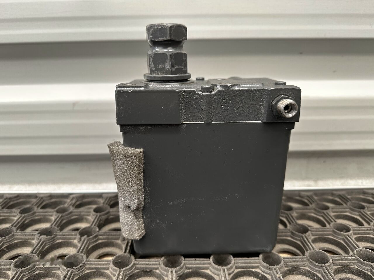 POMPKA PODNOSZENIA KABINY A9605530001 ACTROS MP4 Mercedes-Benz ACTROS MP4 A9605530001 truck - Bomba hidráulica para Camión: foto 1 POMPKA PODNOSZENIA KABINY A9605530001 ACTROS MP4 Mercedes-Benz ACTROS MP4 A9605530001 truck - Bomba hidráulica para Camión: foto 1