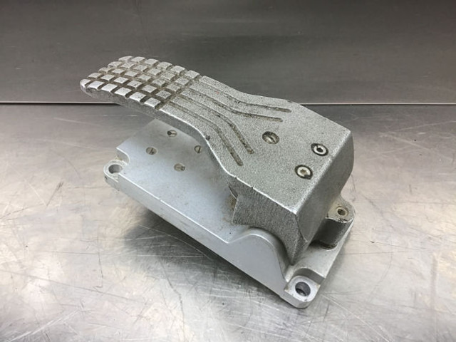 Liebherr A309 Li / A314 Li / A900C Li / A900C - Pedal: foto 1 Liebherr A309 Li / A314 Li / A900C Li / A900C - Pedal: foto 1