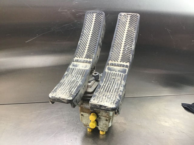 Liebherr R906 LC / R906 NLC / R906 - Pedal: foto 1 Liebherr R906 LC / R906 NLC / R906 - Pedal: foto 1