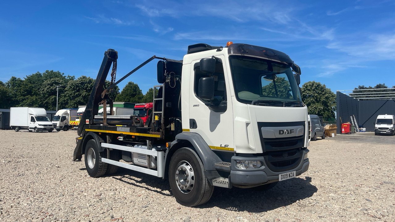 DAF LF 260 - Camión portacontenedor de cadenas: foto 1 DAF LF 260 - Camión portacontenedor de cadenas: foto 1
