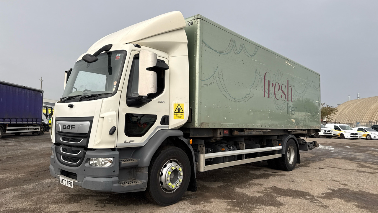 DAF LF 320 - Camión caja cerrada: foto 2 DAF LF 320 - Camión caja cerrada: foto 2