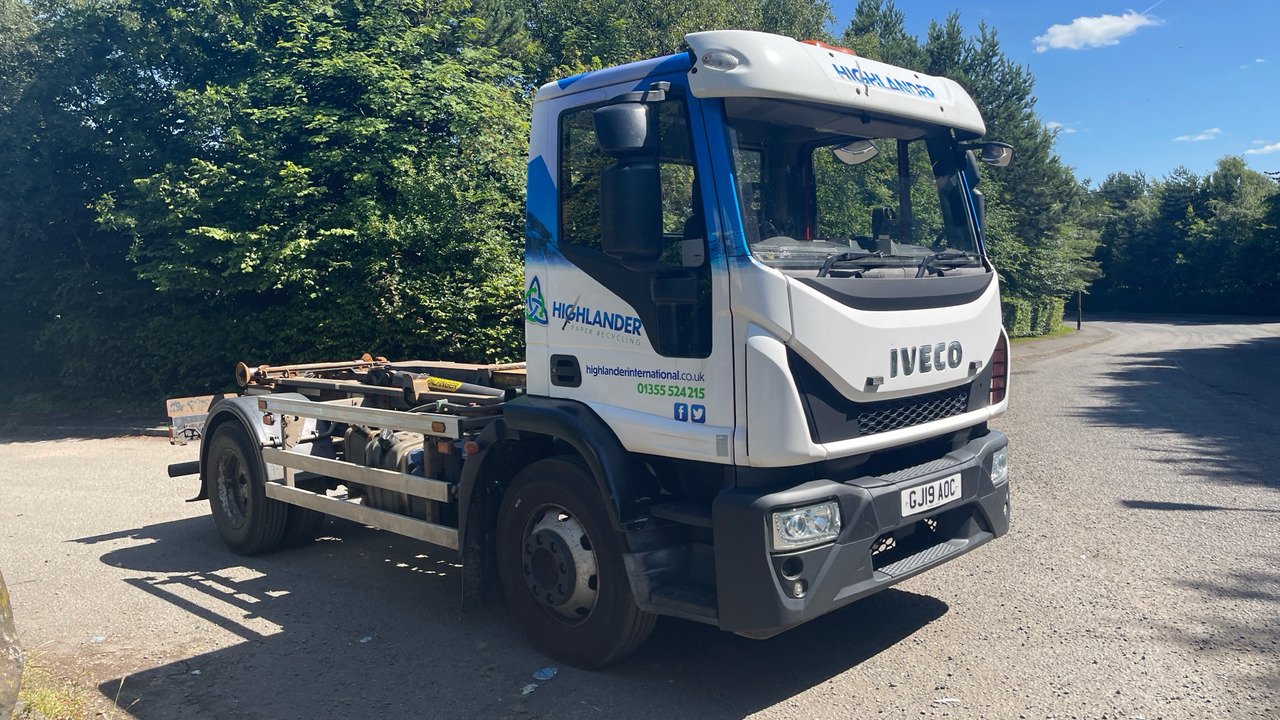 IVECO EUROCARGO 140E19K - Camión portacontenedor de cadenas: foto 1 IVECO EUROCARGO 140E19K - Camión portacontenedor de cadenas: foto 1