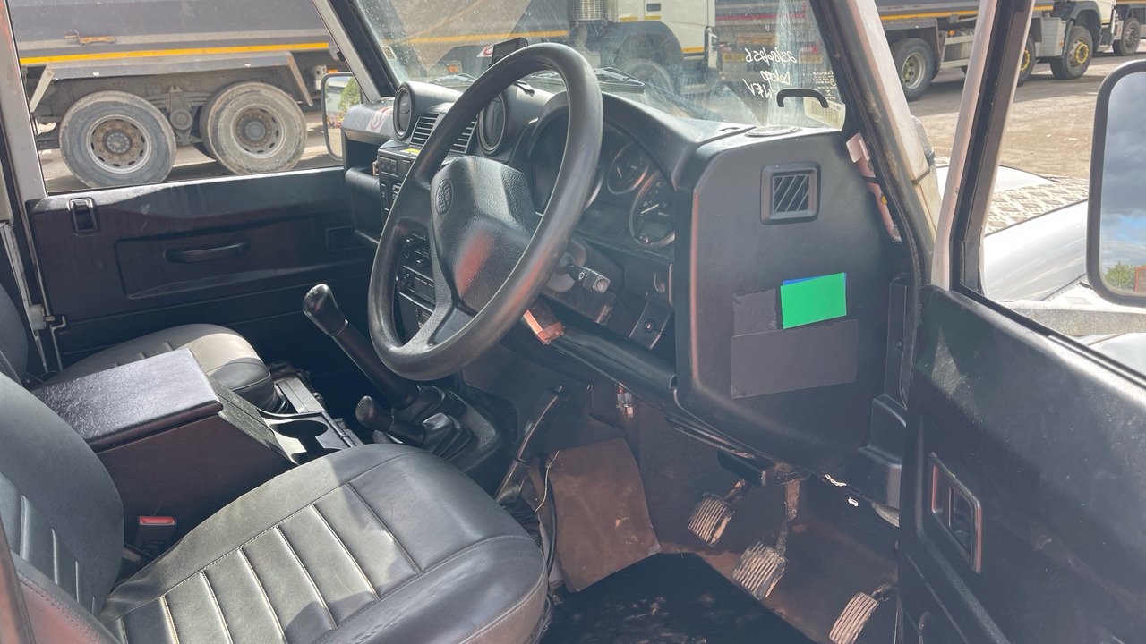 Land Rover Defender 110 2.2 TDCI - Camión con plataforma elevadora: foto 5 Land Rover Defender 110 2.2 TDCI - Camión con plataforma elevadora: foto 5