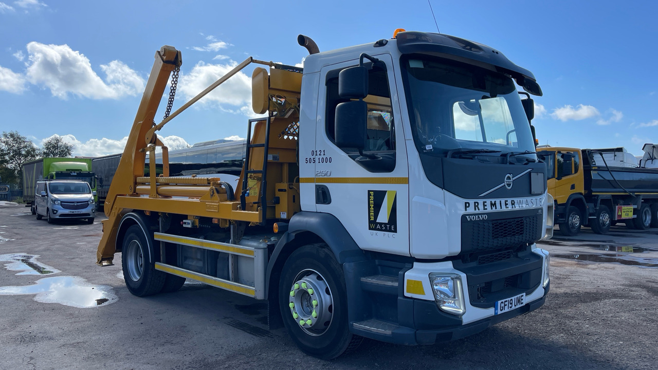 VOLVO FL 250 - Camión portacontenedor de cadenas: foto 1 VOLVO FL 250 - Camión portacontenedor de cadenas: foto 1