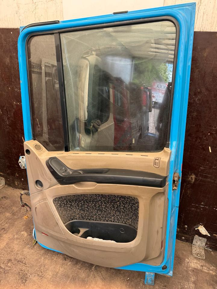 DAF XF 105,460 Beifahrertür Blau Spiegel Innenverkleidung LN 48 - Puerta y piezas para Camión: foto 2 DAF XF 105,460 Beifahrertür Blau Spiegel Innenverkleidung LN 48 - Puerta y piezas para Camión: foto 2