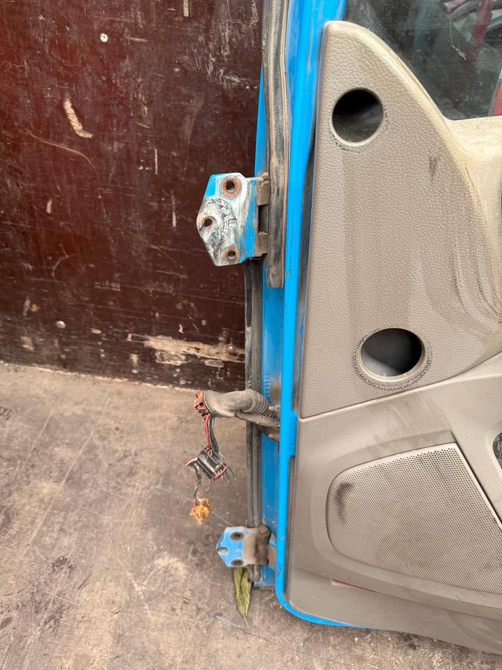 DAF XF 105,460 Beifahrertür Blau Spiegel Innenverkleidung LN 48 - Puerta y piezas para Camión: foto 4 DAF XF 105,460 Beifahrertür Blau Spiegel Innenverkleidung LN 48 - Puerta y piezas para Camión: foto 4