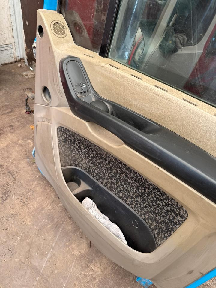 DAF XF 105,460 Beifahrertür Blau Spiegel Innenverkleidung LN 48 - Puerta y piezas para Camión: foto 3 DAF XF 105,460 Beifahrertür Blau Spiegel Innenverkleidung LN 48 - Puerta y piezas para Camión: foto 3