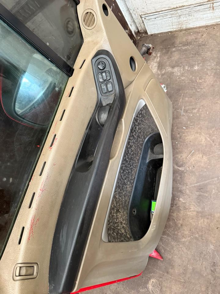 DAF XF 105,460 Fahrertür Rot Spiegel Innenverkleidung LN 47 - Puerta y piezas para Camión: foto 4 DAF XF 105,460 Fahrertür Rot Spiegel Innenverkleidung LN 47 - Puerta y piezas para Camión: foto 4