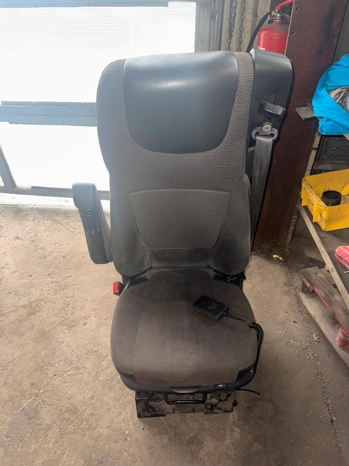 DAF XF 460 Euro 6 Fahrersitz mit Luft - Asiento para Camión: foto 1 DAF XF 460 Euro 6 Fahrersitz mit Luft - Asiento para Camión: foto 1