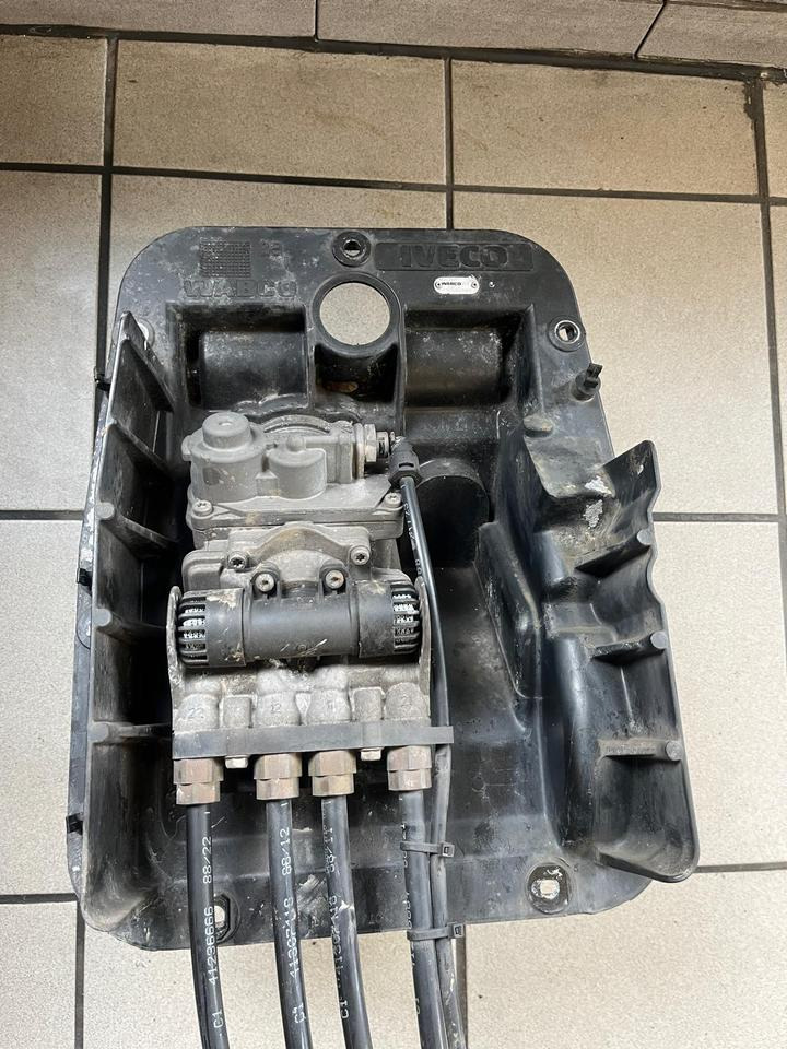 IVECO STRALIS 450 Fußbremsventil Bremsventil WABCO 9650019060 - Válvula de freno para Camión: foto 1 IVECO STRALIS 450 Fußbremsventil Bremsventil WABCO 9650019060 - Válvula de freno para Camión: foto 1