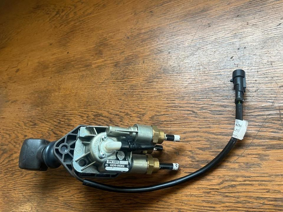 IVECO Stralis KNORR-BREMSE Bremsventil Handbremsventil DPM90EY - Válvula de freno para Camión: foto 3 IVECO Stralis KNORR-BREMSE Bremsventil Handbremsventil DPM90EY - Válvula de freno para Camión: foto 3