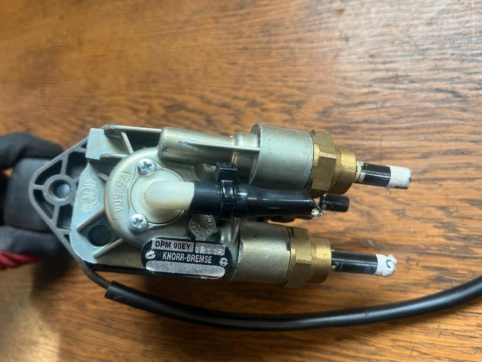 IVECO Stralis KNORR-BREMSE Bremsventil Handbremsventil DPM90EY - Válvula de freno para Camión: foto 2 IVECO Stralis KNORR-BREMSE Bremsventil Handbremsventil DPM90EY - Válvula de freno para Camión: foto 2