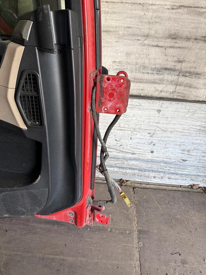 MAN TGX Fahrertür Rot Spiegel Innenverkleidung LN 63 - Puerta y piezas para Camión: foto 3 MAN TGX Fahrertür Rot Spiegel Innenverkleidung LN 63 - Puerta y piezas para Camión: foto 3