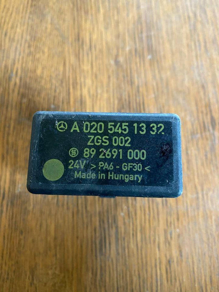 Mercedes Atego Blinkermodul Relais Steuergerät A 020 545 13 32 - Unidad de control para Camión: foto 2 Mercedes Atego Blinkermodul Relais Steuergerät A 020 545 13 32 - Unidad de control para Camión: foto 2