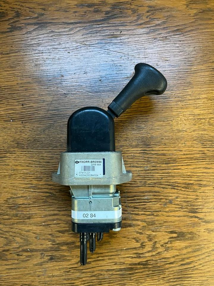 Mercedes Bremsventil Feststellbremse Handbremsventil A0004200284 - Válvula de freno para Camión: foto 1 Mercedes Bremsventil Feststellbremse Handbremsventil A0004200284 - Válvula de freno para Camión: foto 1