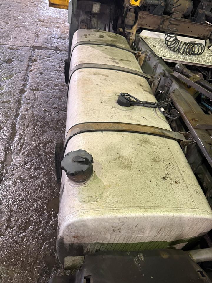 DAF XF 105.460 Dieseltank, Tank, AlutankCa. 850 Liter - Piezas de recambio: foto 2 DAF XF 105.460 Dieseltank, Tank, AlutankCa. 850 Liter - Piezas de recambio: foto 2