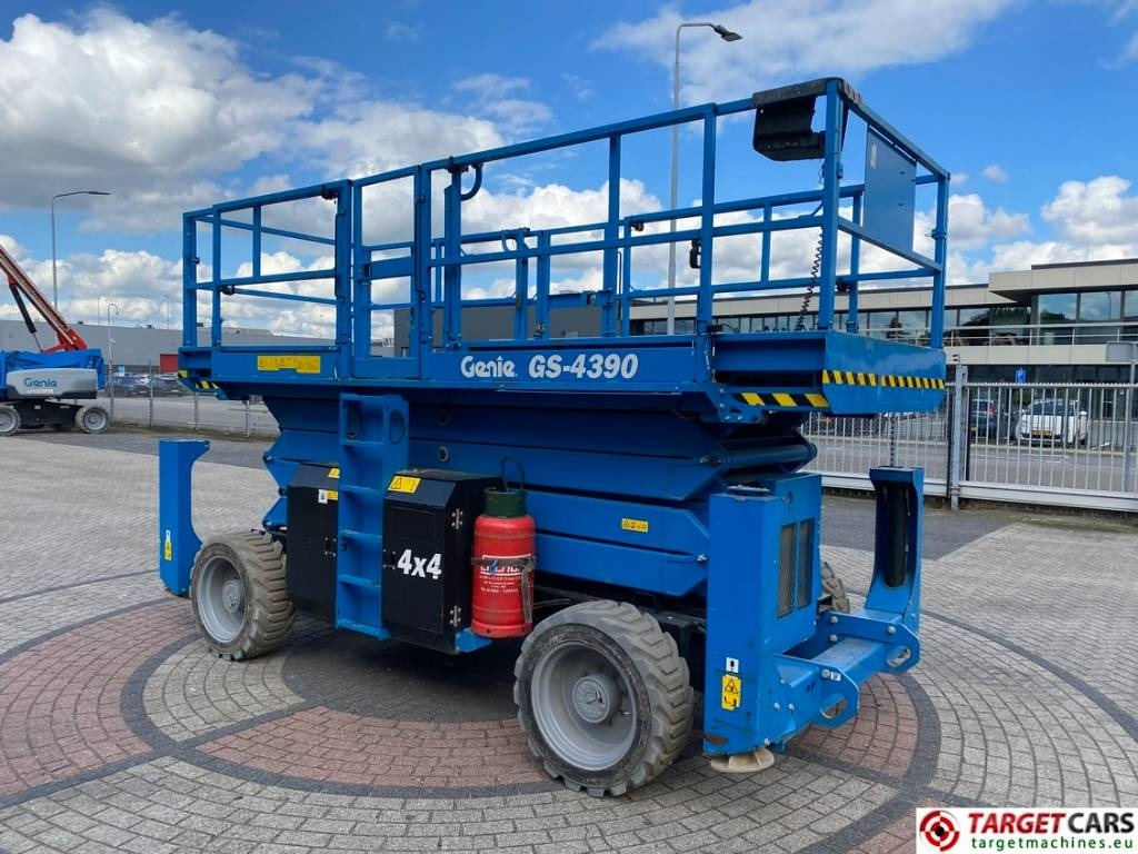 Genie GS-4390 RT LPG 4x4 Scissor Work Lift 1511cm - Plataforma de tijeras: foto 2 Genie GS-4390 RT LPG 4x4 Scissor Work Lift 1511cm - Plataforma de tijeras: foto 2
