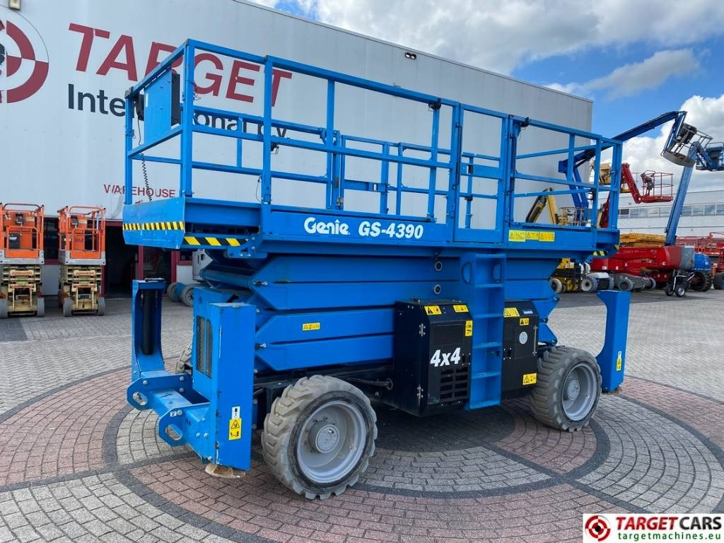 Genie GS-4390 RT LPG 4x4 Scissor Work Lift 1511cm - Plataforma de tijeras: foto 1 Genie GS-4390 RT LPG 4x4 Scissor Work Lift 1511cm - Plataforma de tijeras: foto 1