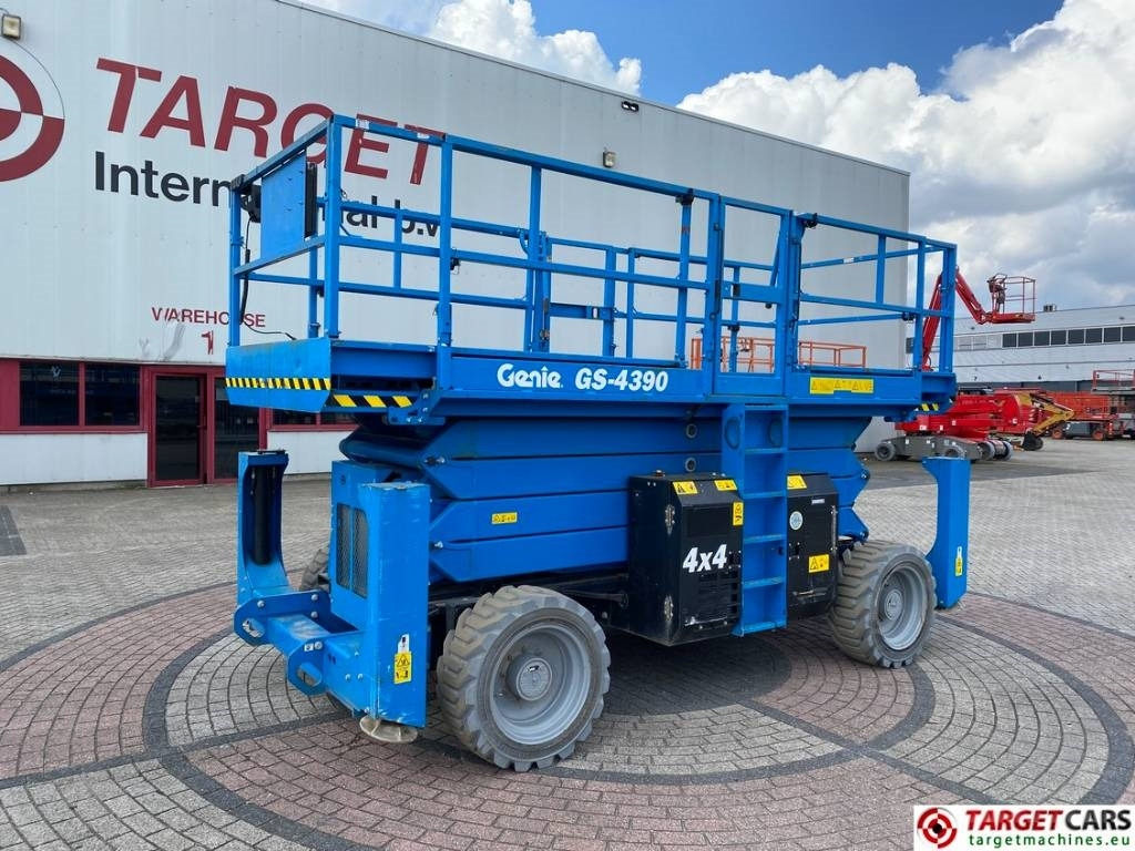 Genie GS-4390 RT LPG 4x4 Scissor Work Lift 1511cm - Plataforma de tijeras: foto 1 Genie GS-4390 RT LPG 4x4 Scissor Work Lift 1511cm - Plataforma de tijeras: foto 1