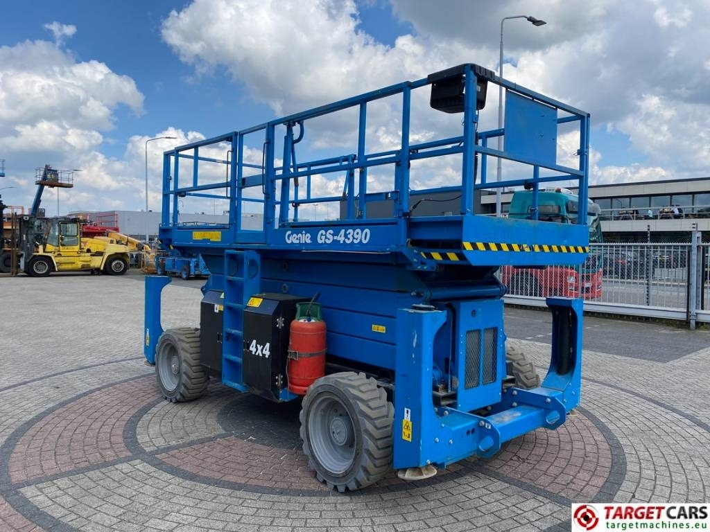 Genie GS-4390 RT LPG 4x4 Scissor Work Lift 1511cm - Plataforma de tijeras: foto 2 Genie GS-4390 RT LPG 4x4 Scissor Work Lift 1511cm - Plataforma de tijeras: foto 2