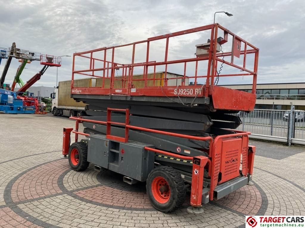SkyJack SJ9250 RT Diesel 4x4 Scissor Work Lift 1720cm - Plataforma de tijeras: foto 2 SkyJack SJ9250 RT Diesel 4x4 Scissor Work Lift 1720cm - Plataforma de tijeras: foto 2