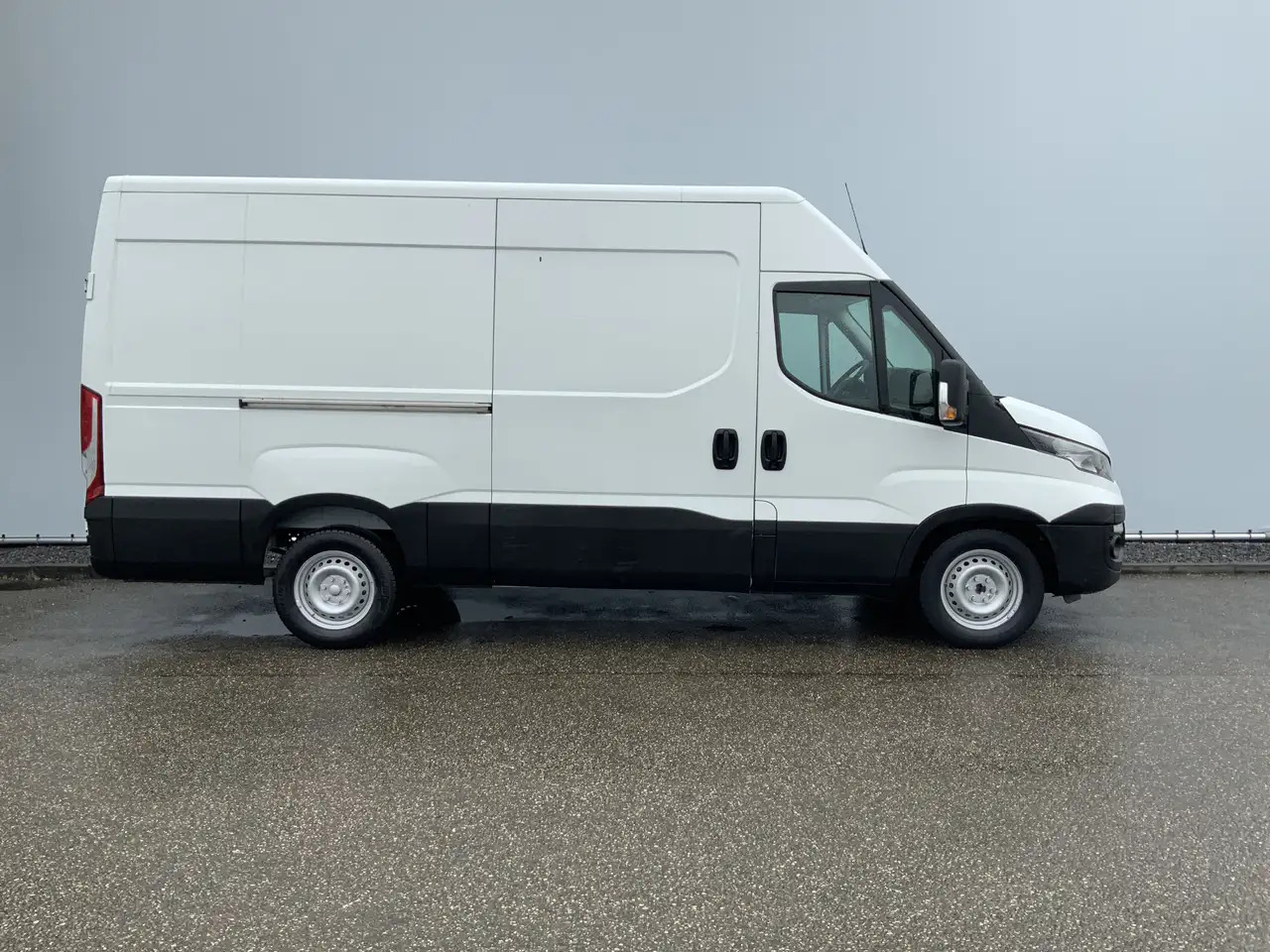 Iveco Daily 35S13V 2.3 352 H2 L3 Airco 3 Zits Opstap Euro 5 - Furgón: foto 3 Iveco Daily 35S13V 2.3 352 H2 L3 Airco 3 Zits Opstap Euro 5 - Furgón: foto 3