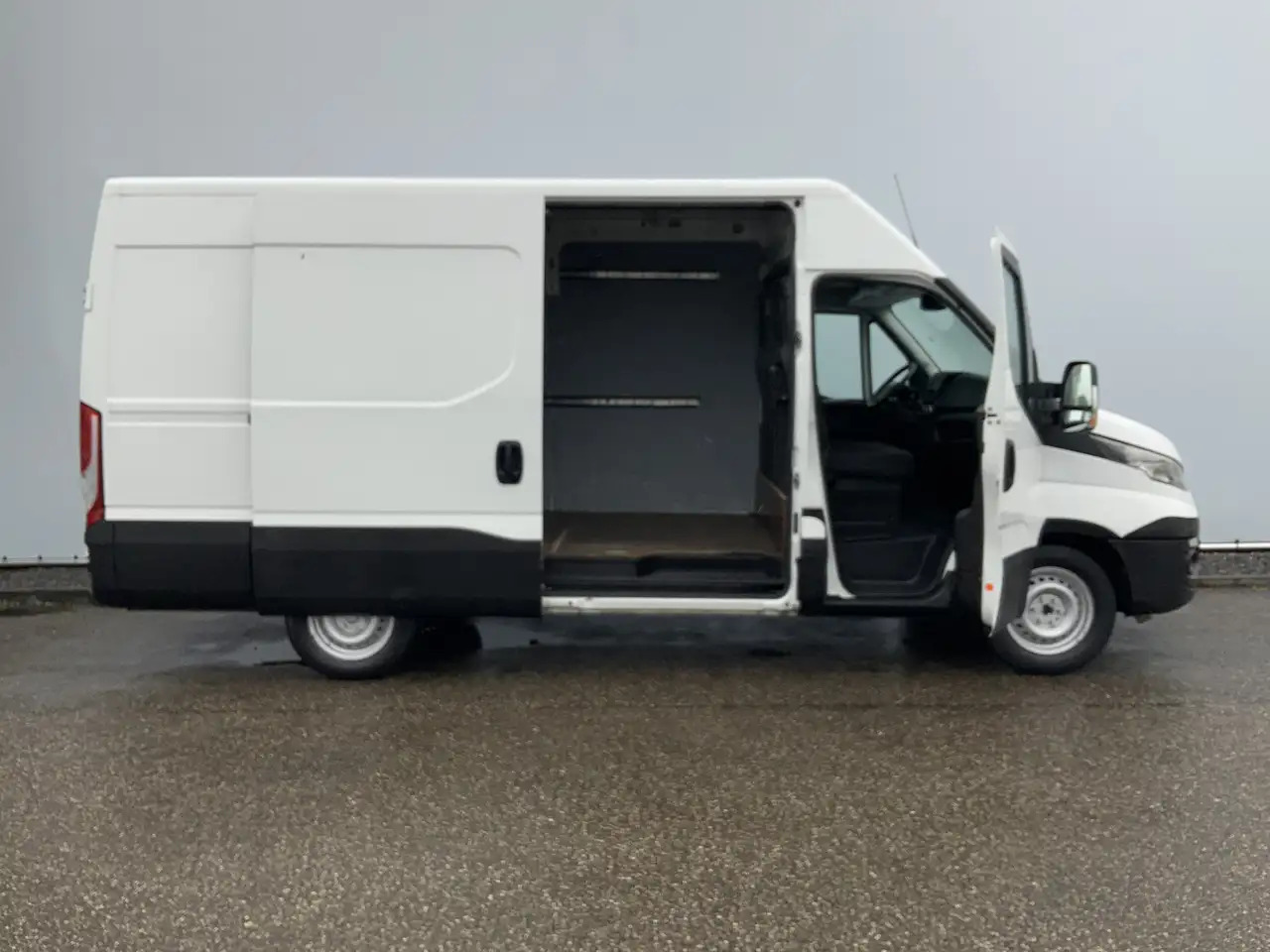 Iveco Daily 35S13V 2.3 352 H2 L3 Airco 3 Zits Opstap Euro 5 - Furgón: foto 4 Iveco Daily 35S13V 2.3 352 H2 L3 Airco 3 Zits Opstap Euro 5 - Furgón: foto 4